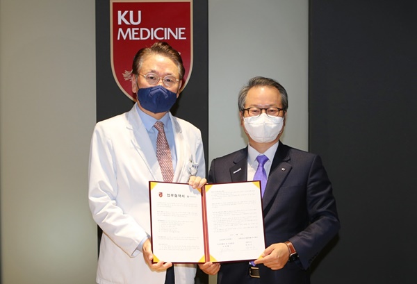 성대규 신한라이프 대표이사 사장(오른쪽)과 고려대학교의료원 김영훈 의무부총장 겸 의료원장이 27일 고려대학교 메디사이언스파크(정릉캠퍼스) 정보관에서 기념촬영을 하고 있다. (사진=신한라이프)
