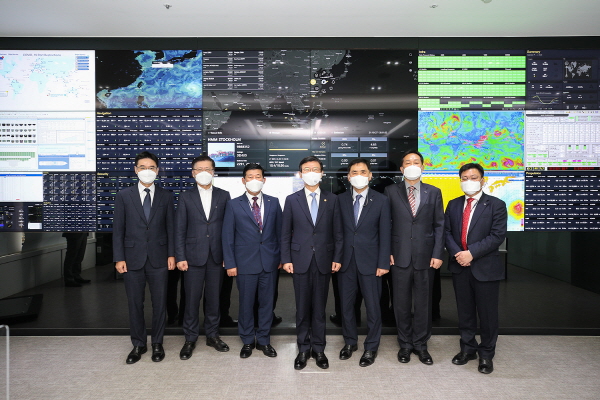 문성혁 해수부장관(오른쪽 네 번째)과 최종철 HMM 전무(오른쪽 세 번째) 등 주요 관계자들이 사진촬영을 하고 있다. (사진=HMM)