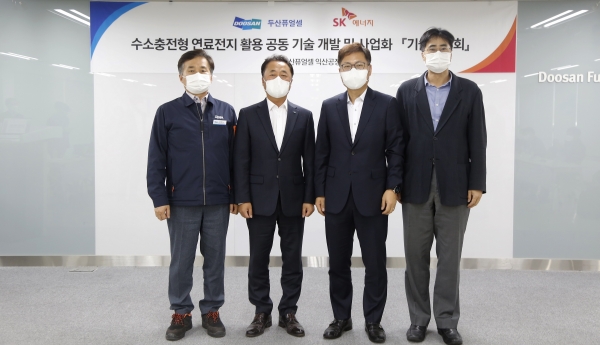 (왼쪽부터) 문형원 두산퓨얼셀 오퍼레이션 본부장, 이승준 두산퓨얼셀 영업본부장, 강동수 SK에너지 S&P추진단장, 장호준 SK에너지 에너지솔루션담당이 27일 전북 익산의 두산퓨얼셀 공장에서 개최된 제1차 기술교류회에서 기념촬영을 하고 있다. (사진=SK이노베이션)