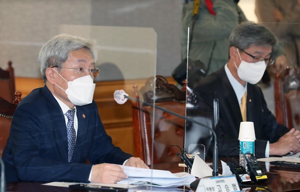 고승범 금융위원장(왼쪽)이 28일 은행업계 간담회에 참석해 모두발언을 하고 있다. (사진=금융위원회)