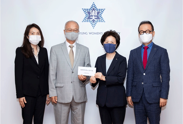 성기학 영원아웃도어 회장(왼쪽 둘째)이 장윤금 명여자대학교 총장(왼쪽 셋째)에게 발전기금 기부 증서를 건네고 있다. (사진=영원아웃도어) 