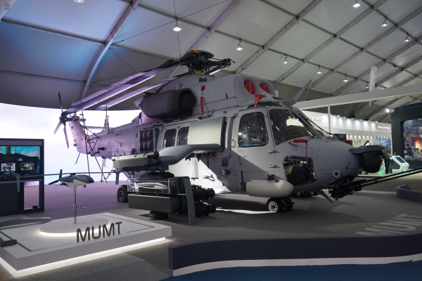 서울 ADEX 2021 KAI부스에 전시된 상륙공격헬기 형상의 수리온과 MUM-T (사진=한국항공우주산업㈜)
