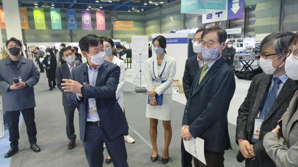 김종호 삼성전자 사장이 28일 오후 코엑스에서 열리고 있는 한국전자전에서 국가경제자문위원회 혁신분과 관계자들에게 협력사례를 소개하고 있다.