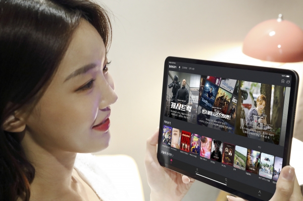 모델들이 새로워진 시즌 앱을 소개하는 모습. (사진=시즌)