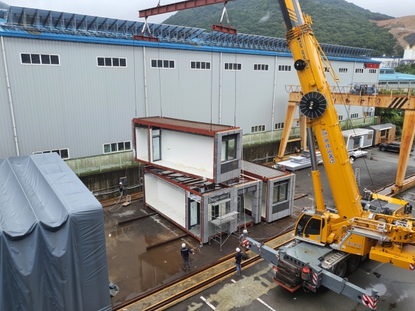 DL이앤씨 관계자들이 부산의 공장에서 제작한 모듈러 주택을 조립하고 있는 모습. (사진=DL이앤씨)