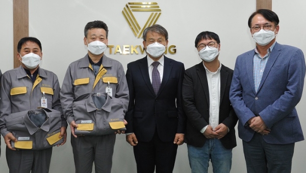 지난달 29일 태광산업 울산공장 대회의실에서 진행된 임직원 대상 친환경 작업복 지급행사에서 박재용 태광산업 섬유사업본부 대표이사(사진 오른쪽)를 비롯한 참석자들이 기념촬영하고 있다. (사진=태광산업 제공)