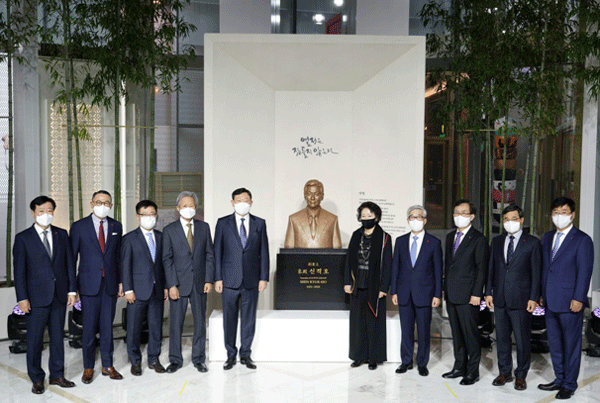 신동빈 롯데 회장(왼쪽 다섯째)과 신영자 전 롯데장학재단 이사장(왼쪽 여섯째) 등이 1일 오전 서울 송파구 롯데월드타워 1층에 전시된 상전(象殿) 신격호 흉상 앞에서 사진을 찍고 있다. (사진=롯데지주) 