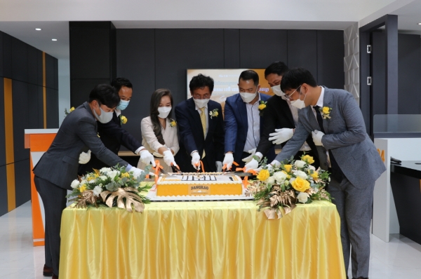 지난 1일 캄보디아 프놈펜에서 열린 'KB대한 특수은행'의 당카오(Dangkao) 지점 개소식에서 공상연 KB대한 특수은행 법인장(왼쪽 네번째)과 촘 물세레이(Chhorm Moulserey) 당카오지점 지점장(왼쪽 세번째)이 지점 직원들과 기념 케이크를 자르고 있다. (사진=KB국민카드)
