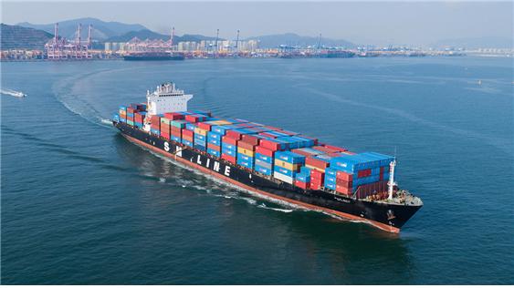 SM상선의 'SM뭄바이' 호가 수출화물을 싣고 부산신항을 출항하고 있다. (사진=SM상선)