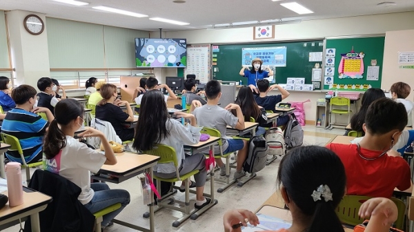 충청북도 청주시 산성초등학교 6학년을 대상으로 '푸른코끼리' 강사가 사이버폭력 예방 교육을 실시하고 있다. (사진=삼성전자)