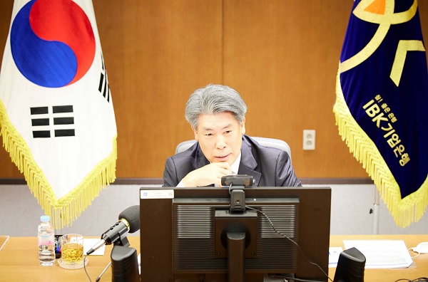 OECD가 개최한 비대면 국제 포럼에서 윤종원 IBK기업은행장이 각 국 중소기업금융 대표 은행장들과 논의하고 있다. (사진=IBK기업은행)