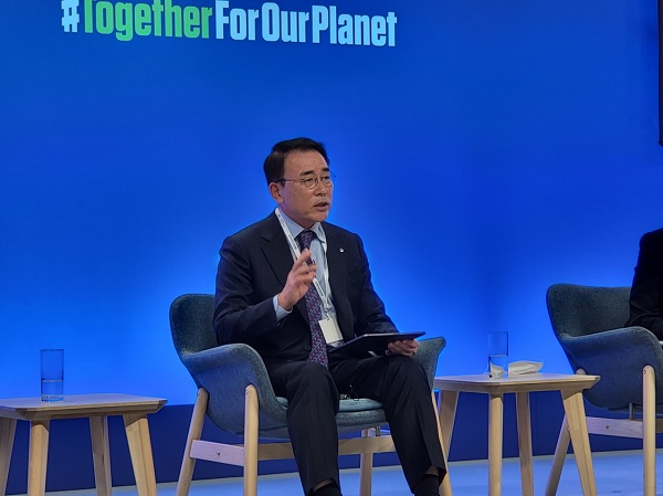 조용병 신한금융그룹 회장이 3일 오후 영국 글래스고에서 열리고 있는 제26차 유엔기후변화협약 당사국총회(COP26)의 공식 행사인 '마라케시 파트너십'에 참여해 금융 부문의 저탄소 전환을 주제로 토론하고 있다. (사진=신한금융그룹)