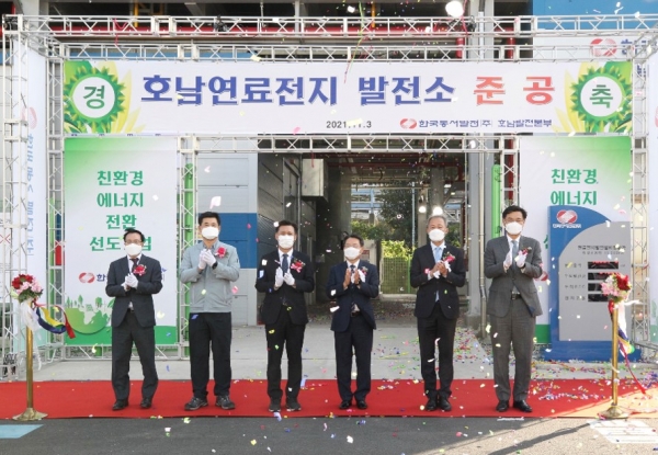 SK에코플랜트가 호남연료전지 발전소 준공식을 진행한 모습. 사진은 이왕재 SK에코플랜트 수소사업추진단장(오른쪽 첫번째), 김영문 동서발전 사장(왼쪽 세번째), 권오봉 여수시장(왼쪽 네번째), 전창곤 여수시의회 의장(왼쪽 다섯번째) 등이 기념촬영을 하고 있는 모습. (사진=한국동서발전)