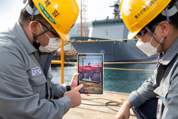 대우조선해양 직원이 실제 함정과 '혼합현실(MR·Mixed Reality)' 시스템으로 구현한 가상 함정을 비교하며 작업을 하고 있다. (사진=대우조선해양)