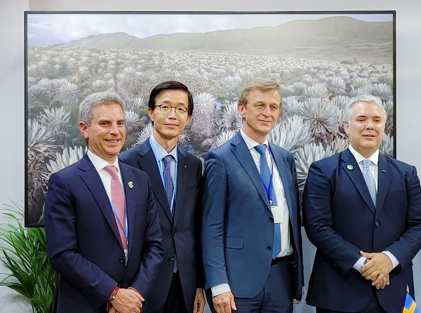 (왼쪽부터) 카를로스 에두아르도 꼬레아 콜롬비아 환경부 장관, 방문규 수출입은행장, KfW 스테판 오피츠 경영위원회 위원, 이반 두케 콜롬비아 대통령이 '콜롬비아 지속가능 및 회복력있는 성장 프로그램 협약서'에 서명하고 기념촬영을 하고 있다. (사진=수출입은행)