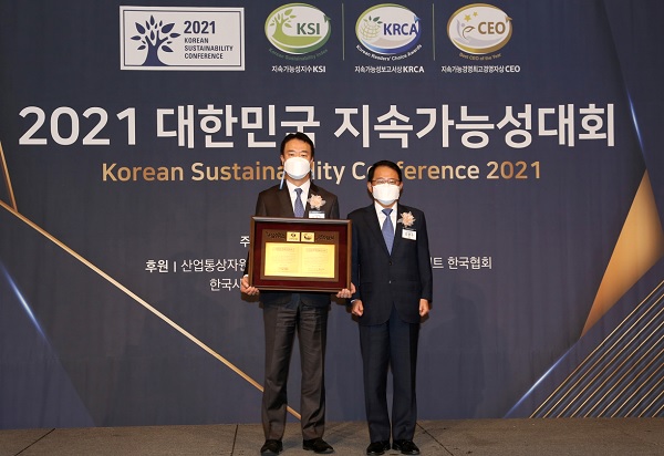 서울시 중구 롯데호텔에서 열린 2021 대한민국 지속가능성대회 시상식에서 이호진 신한은행 브랜드전략부장(왼쪽)과 강명수 한국표준협회장이 기념촬영을 하고 있다. (사진=신한은행)