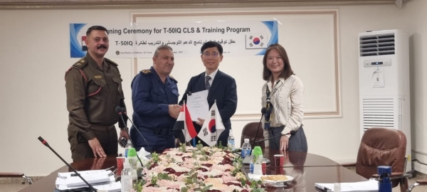 배찬휴 KAI 수출사업운영실 상무(오른쪽 두번째)와 아딜 다우드 이브라힘 이라크 국방부 군수국 준장(오른쪽 세번째)이 T-50IQ 후속운영지원 계약을 체결하고 있다. (사진=한국항공우주산업㈜)