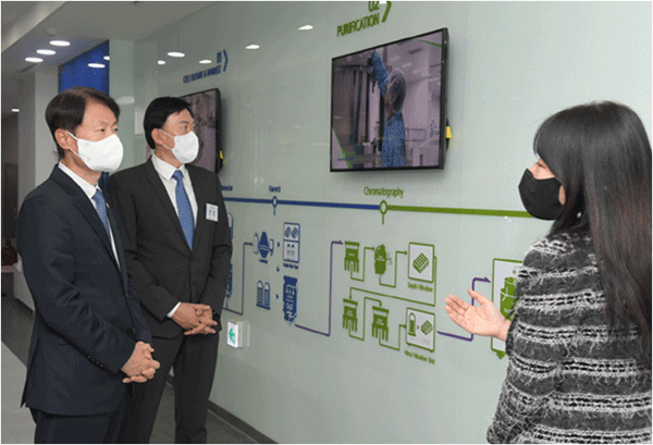 김강립 식품의약품안전처장(왼쪽 첫째)이 지난 4일 오후 인천 연수구 삼성바이오로직스 송도 공장을 찾아 모더나 백신 위탁 생산에 대한 설명을 듣고 있다. (사진=식품의약품안전처)