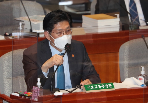 노형욱 국토교통부 장관이 10일 국회에서 열린 예산결산특별위원회 전체회의에서 의원들의 질의에 답변하고 있다. (사진=연합뉴스)