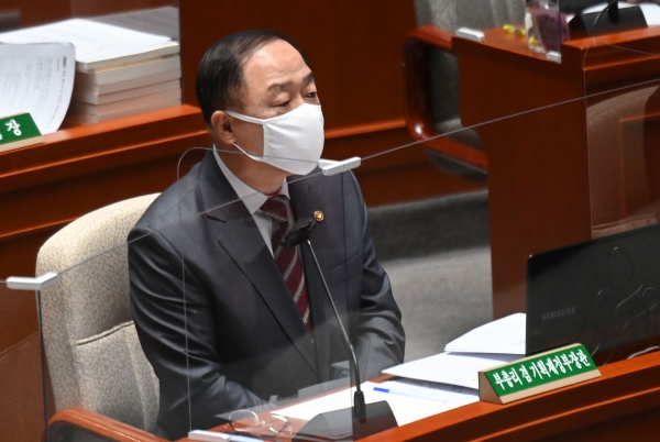 홍남기 경제부총리 겸 기획재정부 장관이 10일 국회에서 열린 예산결산특별위원회 전체회의에서 의원들의 질의에 답변하고 있다. (사진=연합뉴스)