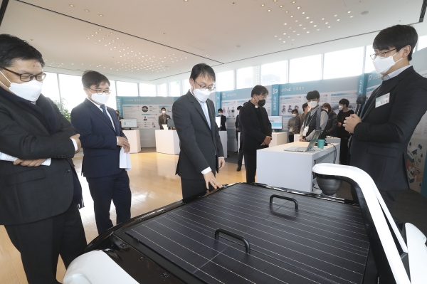 구현모 KT 대표이사가 에코피스의 수질정화로봇 시연 장면을 보고 있는 모습. (사진=KT)