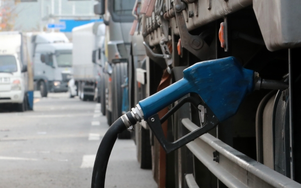 요소수 공급 부족이 지속되고 있는 5일 창원시 진해구 부산신항 웅동 배후단지 주변에 차려진 요소수 판매 노점상에서 화물트럭들이 요소수를 넣고 있다. (사진=연합뉴스)