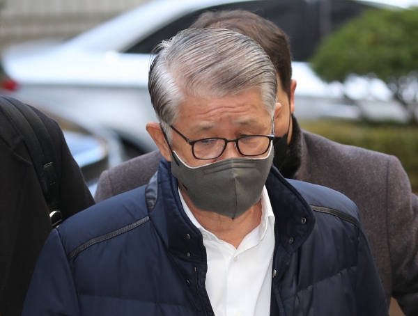 최신원 전 SK네트웍스 회장이 11일 오전 서울 서초구 서울중앙지법에서 열린 횡령·배임 혐의 관련 1심 속행 공판에 출석하며 법정으로 향하고 있다. (사진=연합뉴스)