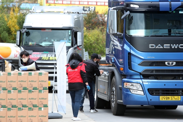 11일 정부가 군으로부터 확보한 요소수를 물동량이 많은 무역항을 오가는 화물 차량에 공급하기로 한 가운데 전남 광양시 광양항 인근의 한 주유소에서 요소수를 판매하고 있다. (사진=연합뉴스)