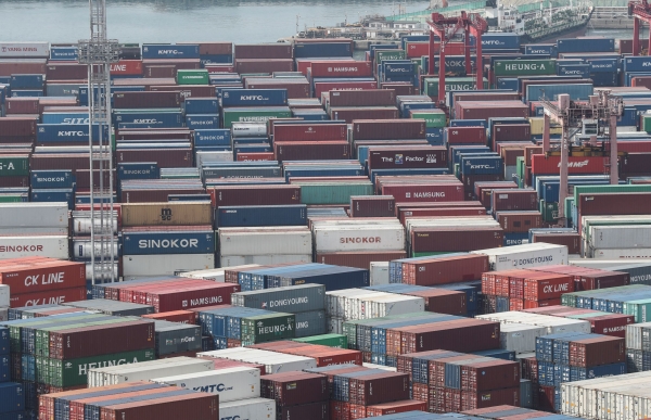 지난 1일 부산항 신선대부두에 수출입 컨테이너가 가득 쌓여 있다. (사진= 연합뉴스)