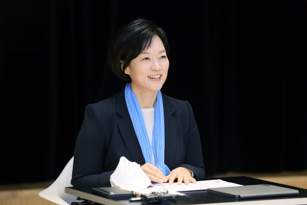 한성숙 네이버 대표가 2일 온라인으로 진행된 올해 첫 기자간담회 '네이버 밋업'에서 기술로 소상공인(SME)들과 창작자의 성공을 지원하는 '프로젝트 꽃'의 5년 성과를 소개하고 있다. (사진=네이버)