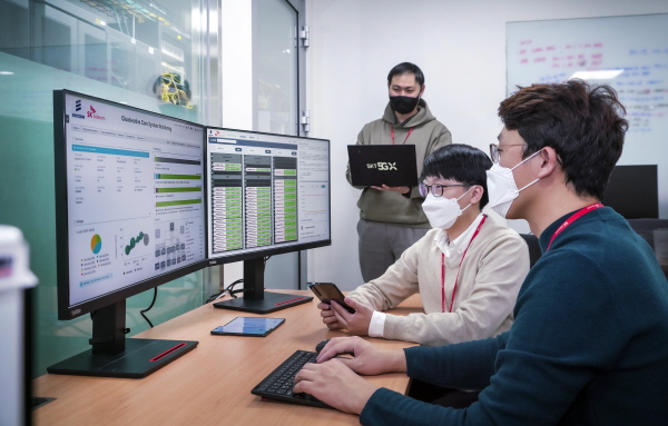 SKT 구성원들이 신규 장비를 점검하는 모습. (사진=SK텔레콤)