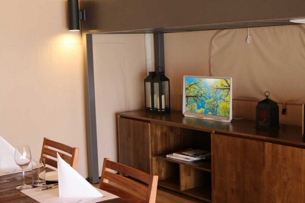 LG전자가 '휘닉스 평창', ‘레스케이프 호텔' 등에 LG 룸앤TV를 설치, 캠핑을 즐기는 고객을 대상으로 체험 마케팅을 실시한다. 휘닉스 평창에 설치된 룸앤TV사진. (사진=LG전자)