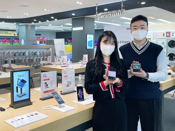 전자랜드 파워센터 용산본점에서 고객들이 자급제 단말기를 살펴보고 있다. (사진=전자랜드)