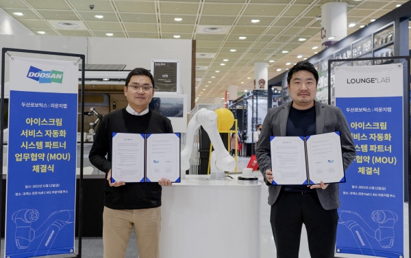 류정훈 두산로보틱스 대표(왼쪽)와 황성재 라운지랩 대표가 '협동로봇 솔루션 활성화 및 아이스크림 서비스 자동화 시스템'을 위한 업무 협약을 체결하고 기념사진을 촬영하고 있다. (사진=㈜두산)