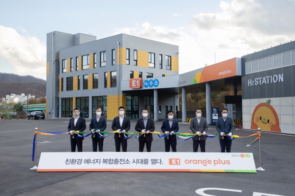 (왼쪽 세번째부터) 구동휘 E1 운영담당 대표이사 전무, 구자용 E1 사업담당 대표이사 회장, 허석규 성남에너지 대표가 11일 경기도 성남시 소재 성남에너지 복합충전소에서 진행된 E1 오렌지 플러스(Orange Plus) 브랜드 출점 행사에서 테이프 커팅을 하고 있다. (사진=E1)