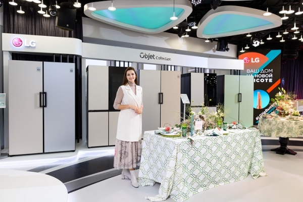 LG전자가 최근 러시아 모스크바에서 현지 인플루언서들과 함께 오브제컬렉션 출시행사를 가졌다. 배우 글라피라 타르하노바(Glafira Tarkhanova)가 오브제컬렉션을 체험하고 있다. (사진=LG전자)