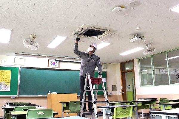 LG전자 하이엠솔루텍이 다가오는 수능을 대비해 시험장의 시스템에어컨을 점검하는 '수능 사전 점검 캠페인'을 진행했다. (하이엠솔루텍)