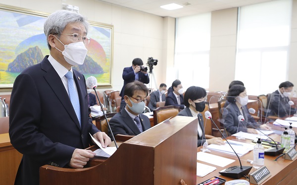 고승범 금융위원장이 16일 오전 국회에서 열린 정무위원회 전체회의에서 인사말을 하고 있다. (사진=연합뉴스)