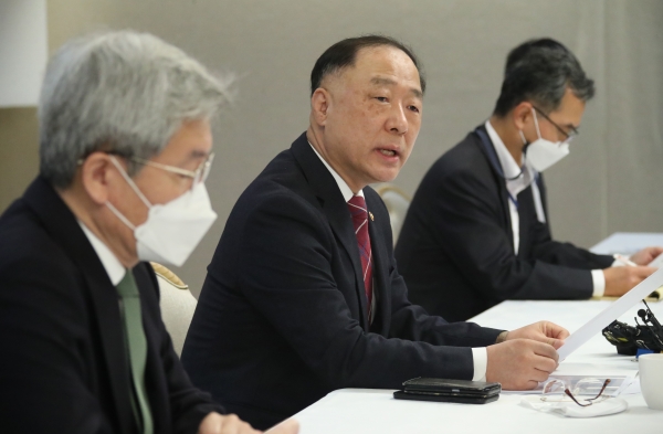 홍남기 경제부총리 겸 기획재정부 장관이 17일 정부서울청사에서 열린 '제33차 부동산시장 점검 관계장관회의'를 주재하며 발언하고 있다. (사진=연합뉴스)