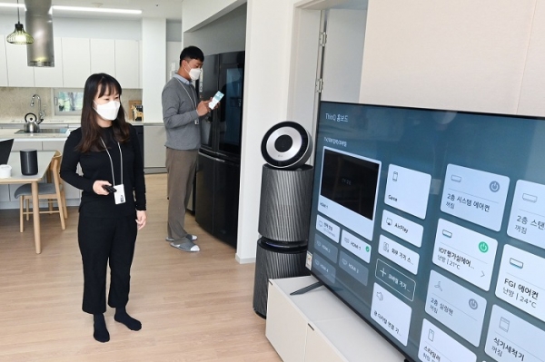 LG전자가 최근 경기 평택시 LG디지털파크 인근에 고객관점에서 제품과 서비스 품질을 검증할 수 있는 '홈IoT익스피리언스랩'을 구축했다. LG전자 연구원들이 홈IoT익스피리언스랩에 설치된 스마트 가전을 활용해 서비스를 검증하고 있다. (사진=LG전자)