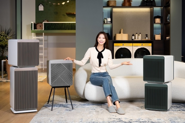 삼성전자 모델이 서울 논현동에 위치한 디지털프라자 강남본점에서 2022년형 비스포크 큐브 에어를 소개하고 있다. (사진=삼성전자)