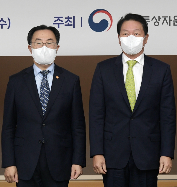 문승욱 산업통상자원부 장관(왼쪽)과 최태원 대한상의 회장이 17일 오후 서울 중구 대한상공회의소 챔버라운지에서 열린 탄소중립 산업전환 추진위원회 2차 회의에서 참석자들과 기념촬영을 하고 있다. (사진=연합뉴스)