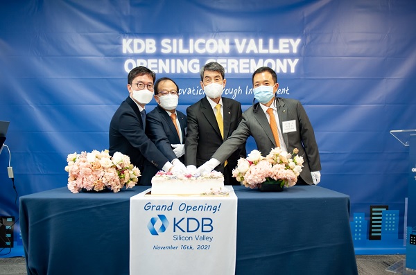 이동걸 산업은행 회장(오른쪽 두 번째)이 벤처캐피탈 자회사인 KDB실리콘밸리 개소를 기념하고 있다. (사진=산업은행)
