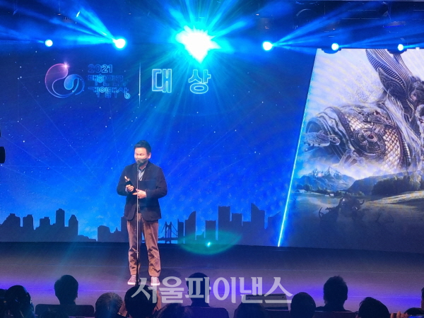 김재영 라이온하트스튜디오 대표가 '오딘: 발할라 라이징'으로 대상을 받은 후 수상 소감을 말하고 있다. (사진=이호정 기자)