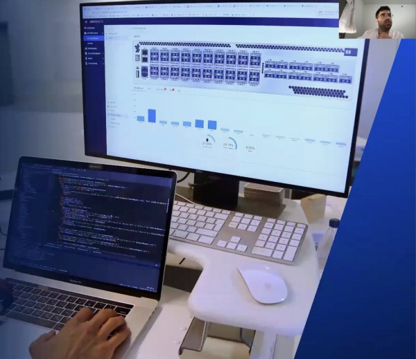 클라우드화된 백본 패킷 전달 장비를 드라이브넷 관계자가 실증 시험하는 모습. (사진=LG유플러스)