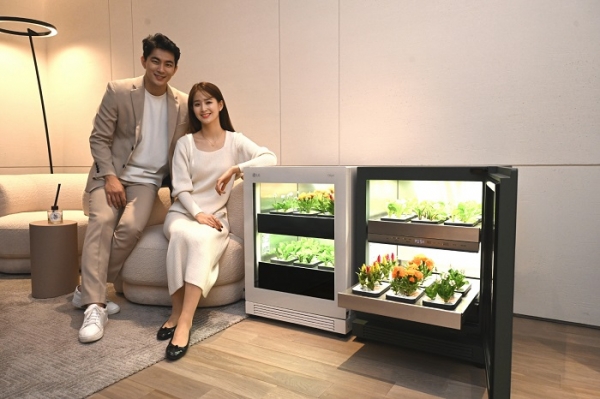 LG전자가 꽃, 허브, 채소 등 다양한 식물을 손쉽게 키우고 즐길 수 있는 LG 틔운을 초기 비용 부담 없이 이용할 수 있도록 가전 구독 서비스인 케어솔루션으로 출시했다. 모델들이 서울 청담동에 위치한 LG전자 베스트샵 강남본점에서 신개념 식물생활가전 LG 틔운을 소개하고 있다. (사진=LG전자)