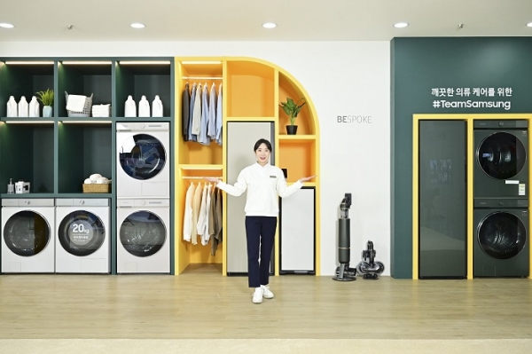 삼성전자 모델이 광주광역시 김대중컨벤션센터에서 열리는 ‘2021 국제 IoT·가전·로봇박람회’에 마련된 삼성전자 스마트홈 부스를 소개하고 있다. (사진=삼성전자)