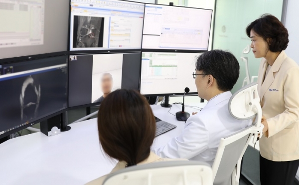 LG디스플레이가 해외 근무자 및 가족들의 안전한 건강관리를 위해 명지병원 MJ버추얼 센터와 '원격 상담 및 의료지원 업무 협약'을 체결했다. 명지병원의 전문 의료진들이 원격 의료 상담을 진행하고 있는 모습. (사진=LG디스플레이)