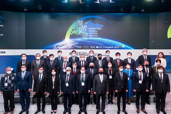 수출입은행이 북방경제협력위원회와 18일 서울 신라호텔에서 '제3차 북방포럼'을 개최하고 금융협력 세션을 주관한 가운데 방문규 수출입은행장(앞줄 오른쪽 세 번째)이 참석해 기념촬영을 하고 있다. (사진=수출입은행)