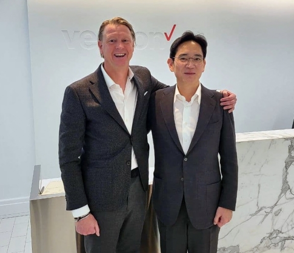 16일(현지시간) 미국 매사추세츠주 캠브리지에서 만난 이재용 삼성전자 부회장(왼쪽)과 누바 아페얀(Noubar Afeyan) 모더나 공동 설립자 겸 이사회 의장(오른쪽)의 모습 (사진=삼성전자)